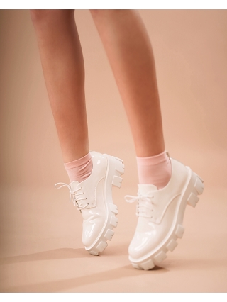 Autumn Sale - Εκπτώσεις Γυναικεία casual παπούτσια λευκά από οικολογικό λακαρισμένο δέρμα  Tayla Προσφορά