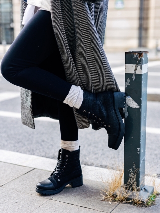 Winter Sale - Εκπτώσεις Γυναικεία μπότακια  μαύρα από φυσικό δέρμα Dariona Προσφορά