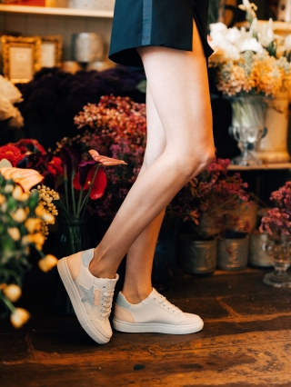 Women's Month - Εκπτώσεις Γυναικεία αθλητικά παπούτσια λευκά με μπλε από οικολογικό δέρμα Yeva Προσφορά